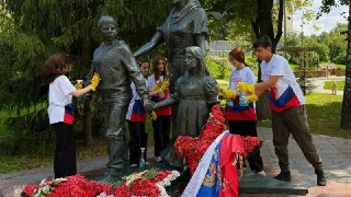 Волонтёры очистили Аллею Славы в Видном от мусора и листвы