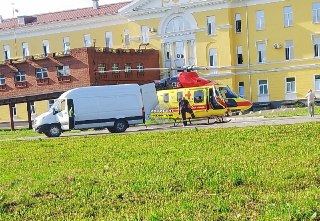 Необычное зрелище: Вертолет санавиации заправляется на больничной площадке