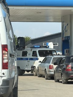 Полиция заправляется вне очереди: правомерно или нет?