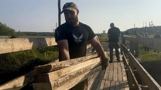 В Стриганском селе построили новый пешеходный мост после паводка