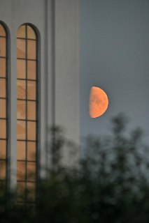 Ночная Красота: Луна Освещает Городские Пейзажи