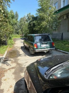 Автомобиль оставлен посреди дороги: инцидент у Поликлиники №3 вызывает заторы
