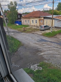 Жители Ирбита жалуются на неправильную утилизацию воды у дома